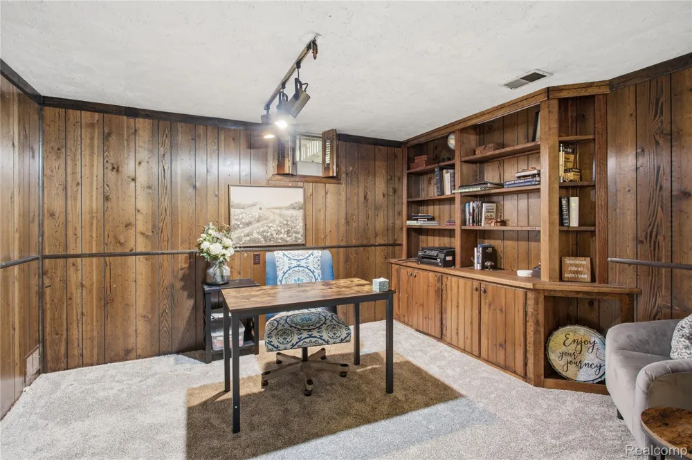 6608 Red Cedar Lane West Bloomfield Charter Township, MI 48324