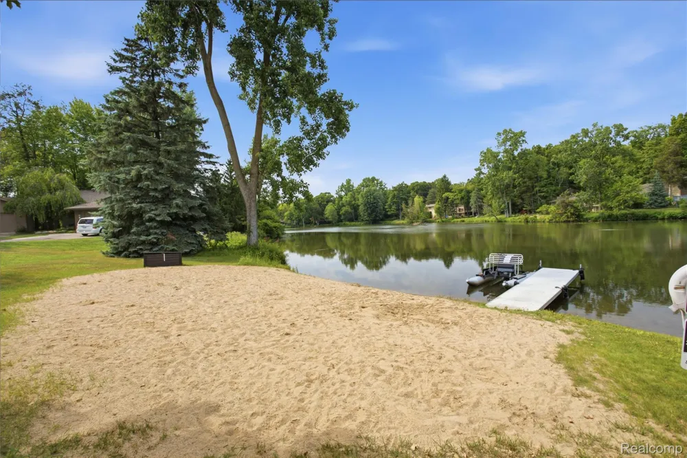 6608 Red Cedar Lane West Bloomfield Charter Township, MI 48324
