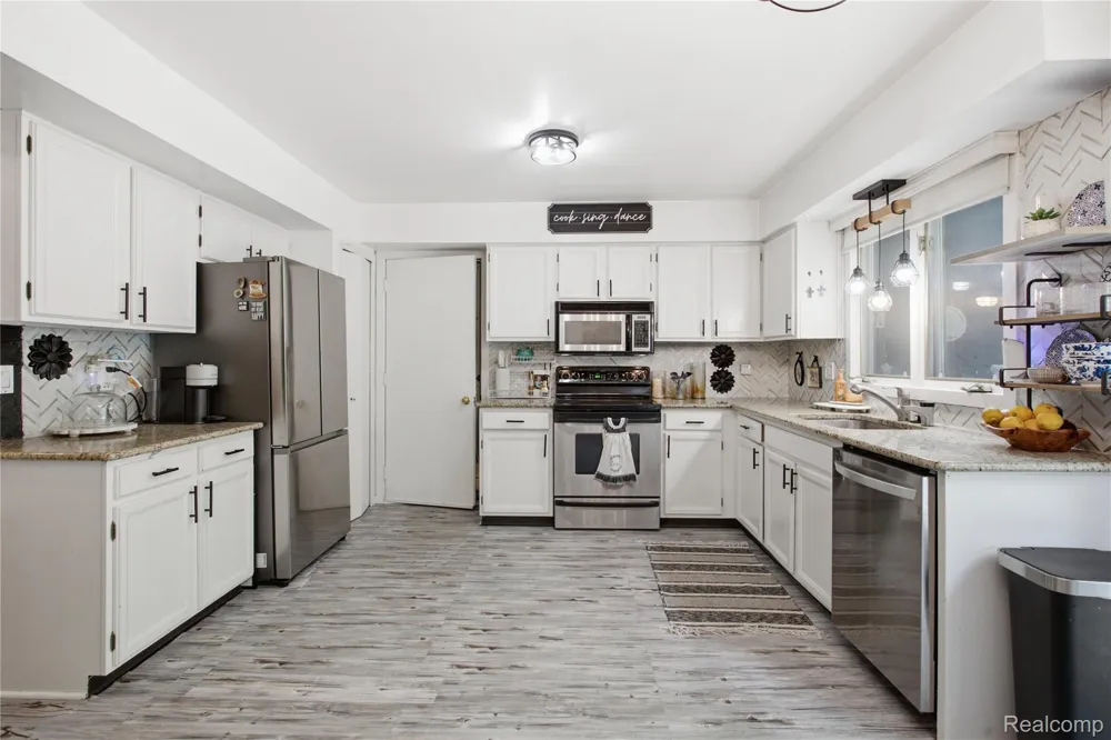 6608 Red Cedar Lane West Bloomfield Charter Township, MI 48324