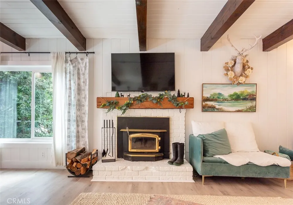 220 Oak Dr. Lake Arrowhead, CA 92352