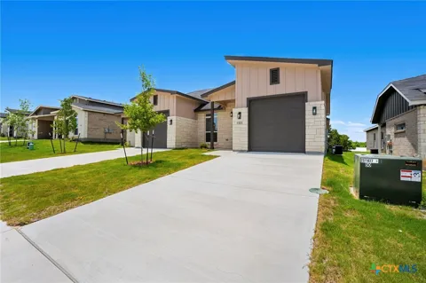 1303 Lone Pine Way