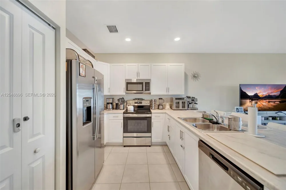 11295 W 34th Way Hialeah, FL 33018