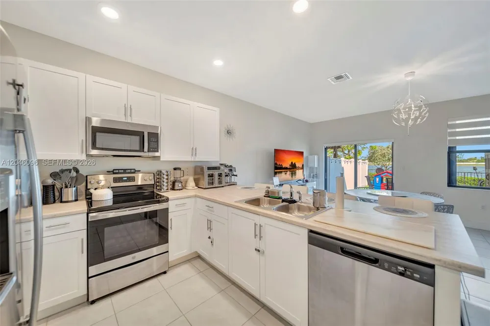 11295 W 34th Way Hialeah, FL 33018