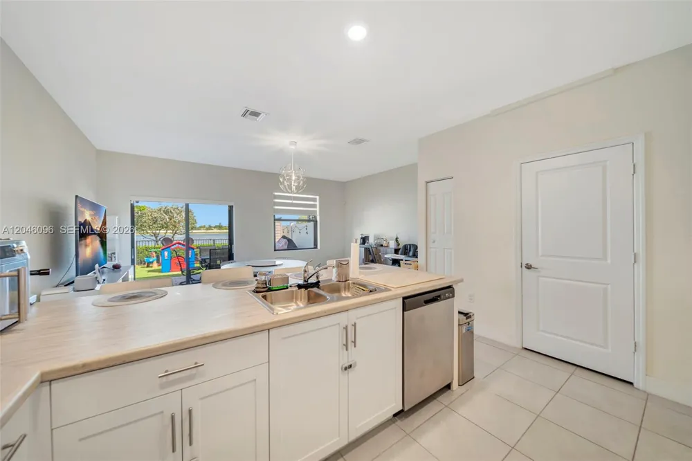 11295 W 34th Way Hialeah, FL 33018