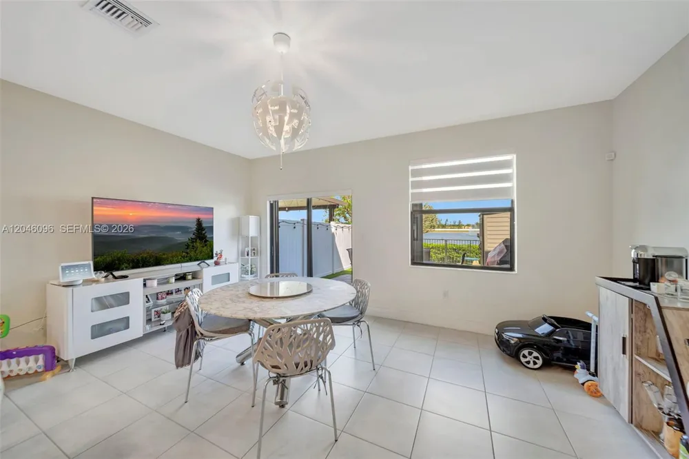 11295 W 34th Way Hialeah, FL 33018