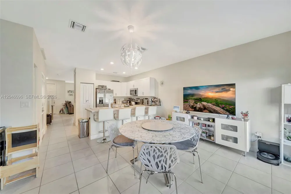 11295 W 34th Way Hialeah, FL 33018