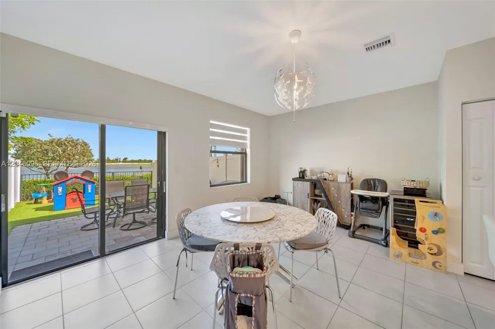 11295 W 34th Way Hialeah, FL 33018