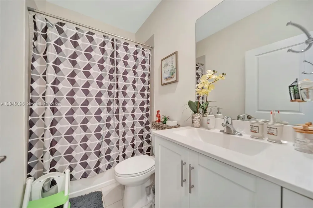 11295 W 34th Way Hialeah, FL 33018