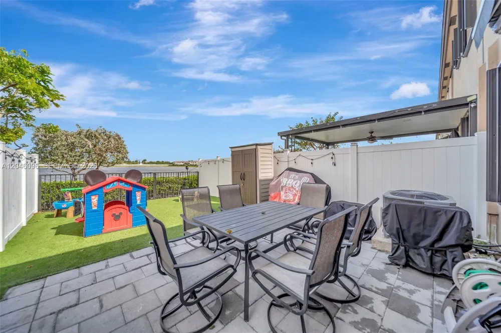 11295 W 34th Way Hialeah, FL 33018