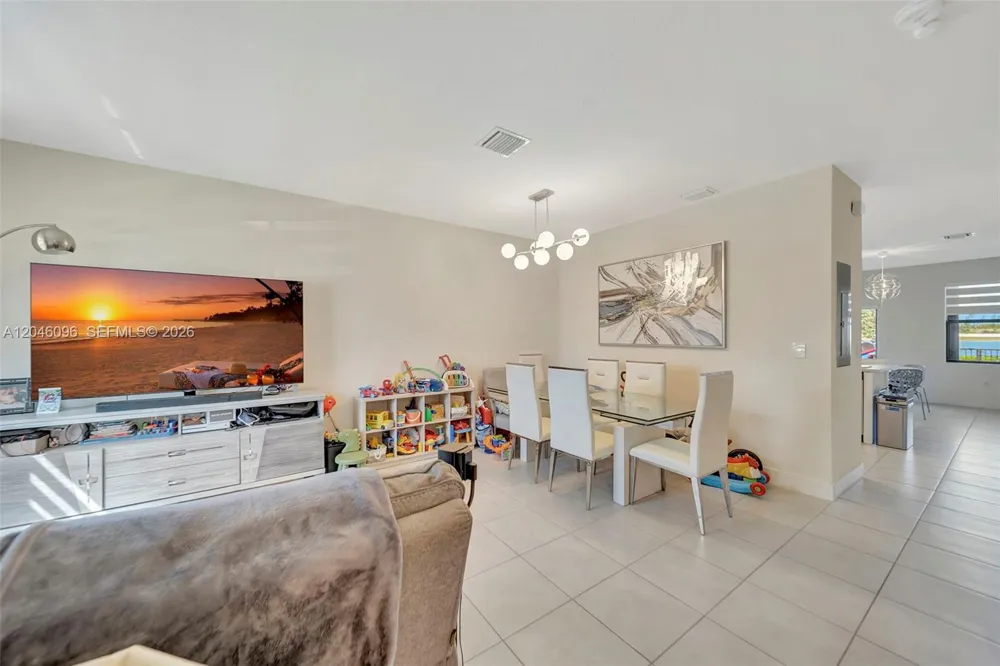 11295 W 34th Way Hialeah, FL 33018
