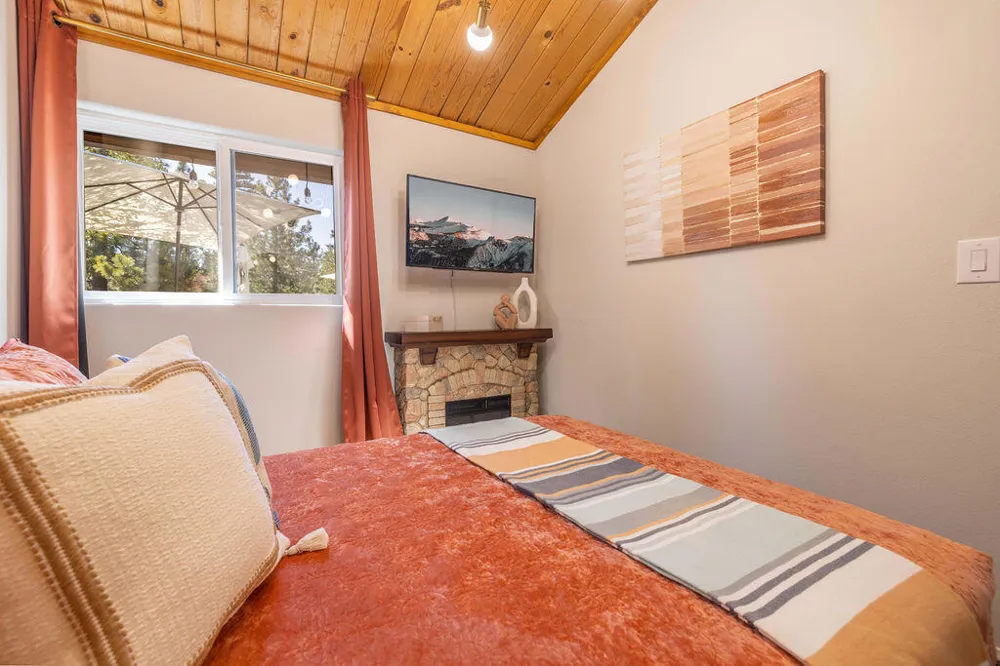 1126 Crags Lane Fawnskin, CA 92333