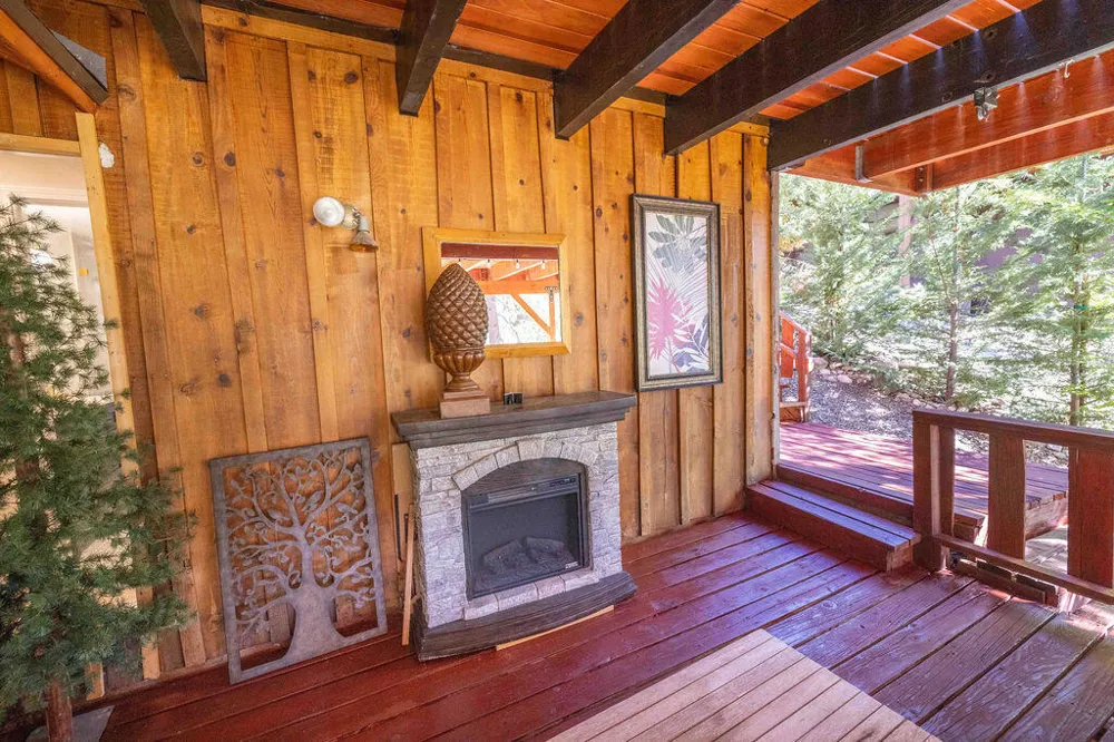 1126 Crags Lane Fawnskin, CA 92333