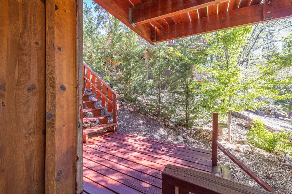 1126 Crags Lane Fawnskin, CA 92333