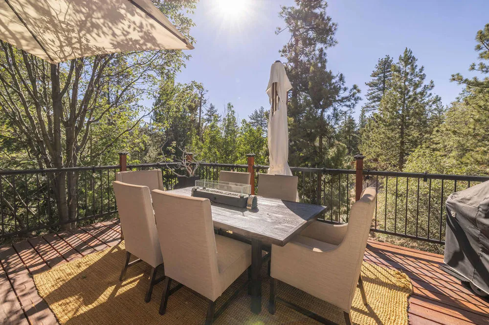 1126 Crags Lane Fawnskin, CA 92333