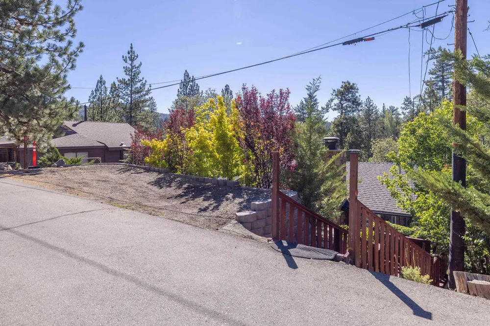 1126 Crags Lane Fawnskin, CA 92333