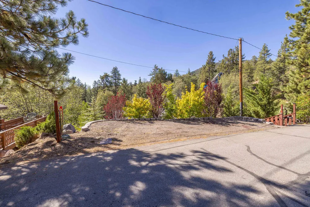 1126 Crags Lane Fawnskin, CA 92333