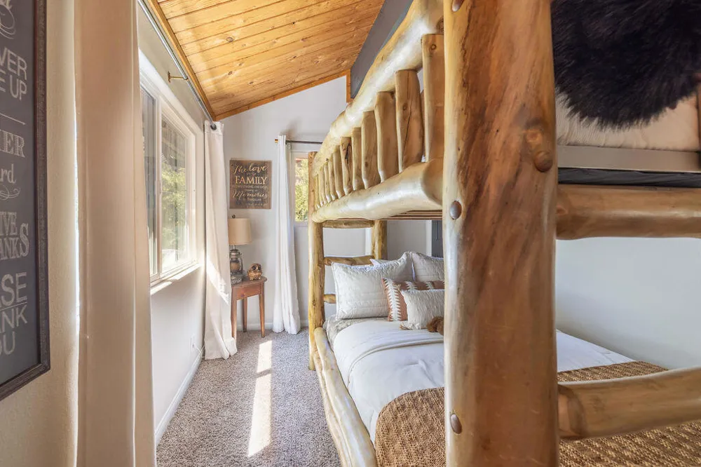 1126 Crags Lane Fawnskin, CA 92333