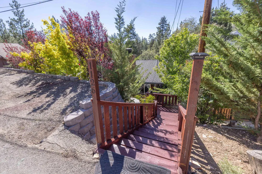 1126 Crags Lane Fawnskin, CA 92333