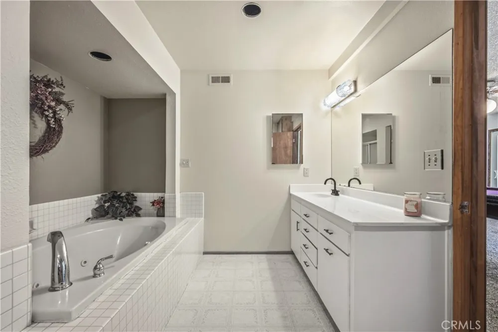 23771 Zuger Dr Crestline, CA 92325