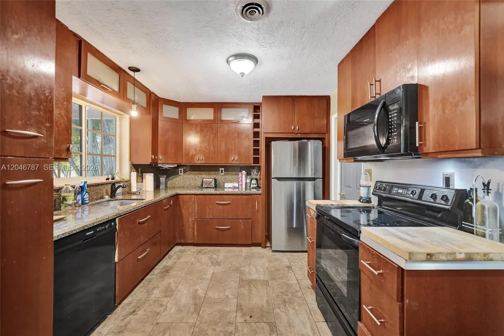 206 SE 3rd St Dania Beach, FL 33004