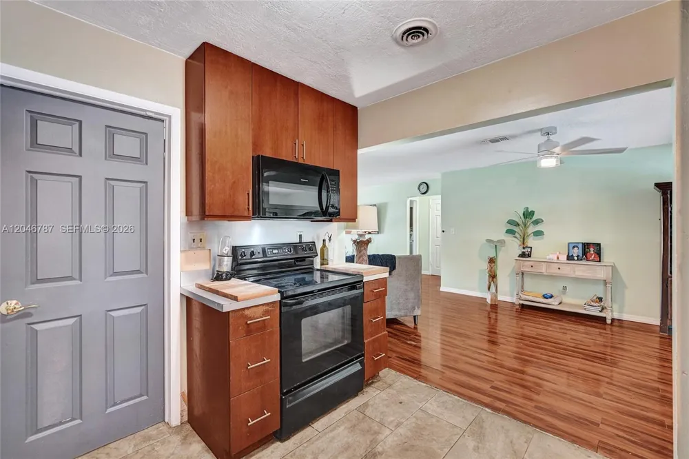 206 SE 3rd St Dania Beach, FL 33004