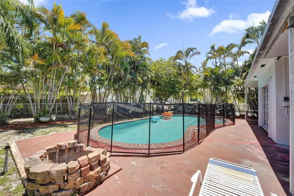 206 SE 3rd St Dania Beach, FL 33004