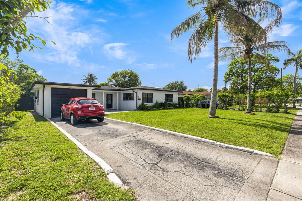 24 NW 42nd Terrace Plantation, FL 33317