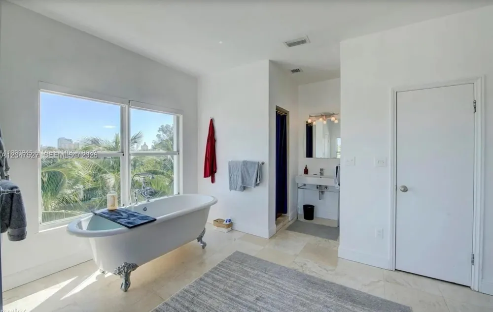 4035 Meridian Ave #PH Miami Beach, FL 33140
