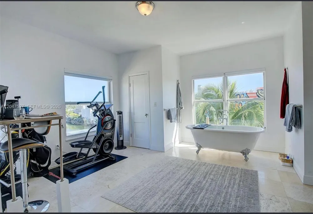 4035 Meridian Ave #PH Miami Beach, FL 33140