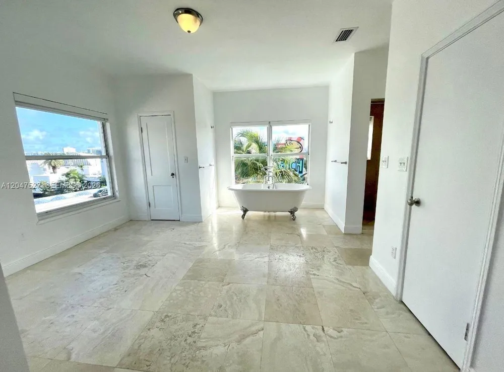 4035 Meridian Ave #PH Miami Beach, FL 33140