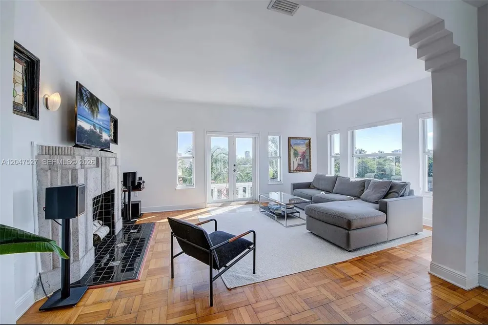 4035 Meridian Ave #PH Miami Beach, FL 33140