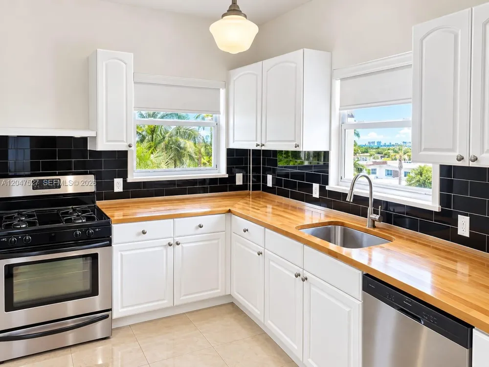 4035 Meridian Ave #PH Miami Beach, FL 33140