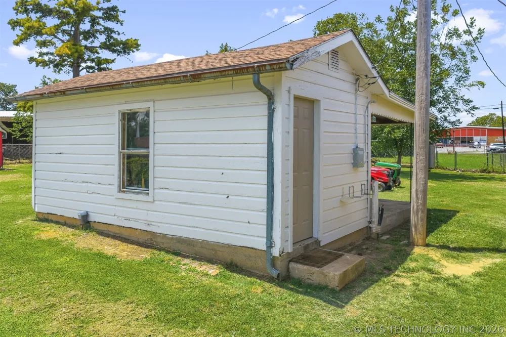302 3rd Street Velma, OK 73442