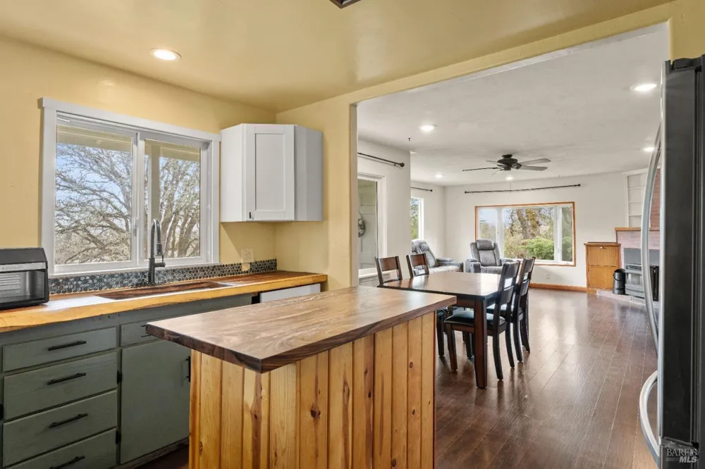 210 Bourbon Lane Ukiah, CA 95482