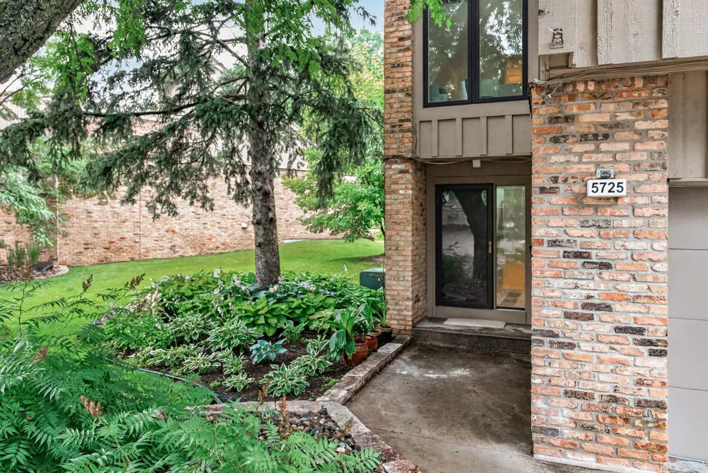 5725 Duncan Lane Edina, MN 55436