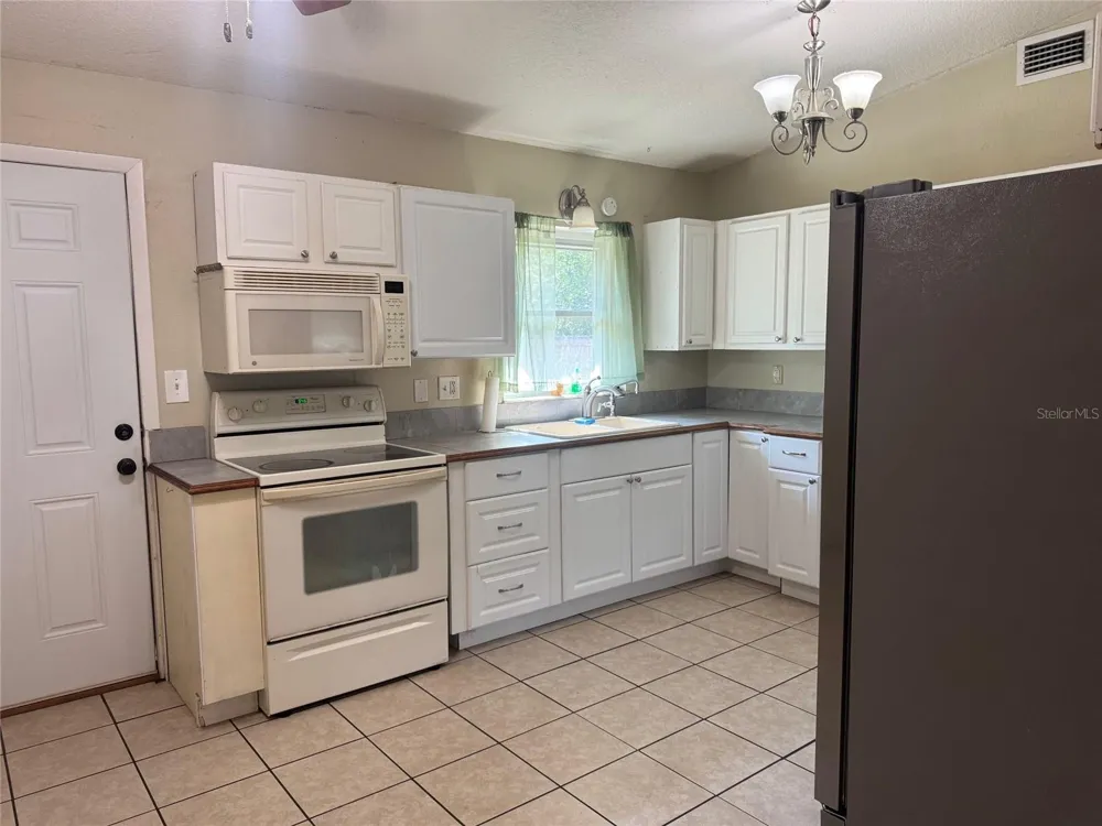 6052 IDLE A WHILE CIRCLE Dade City, FL 33523