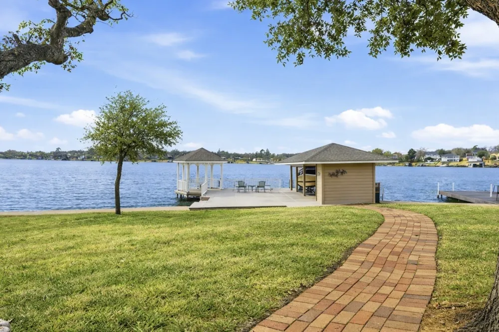 143 Blackfoot Trail Lake Kiowa, TX 76240