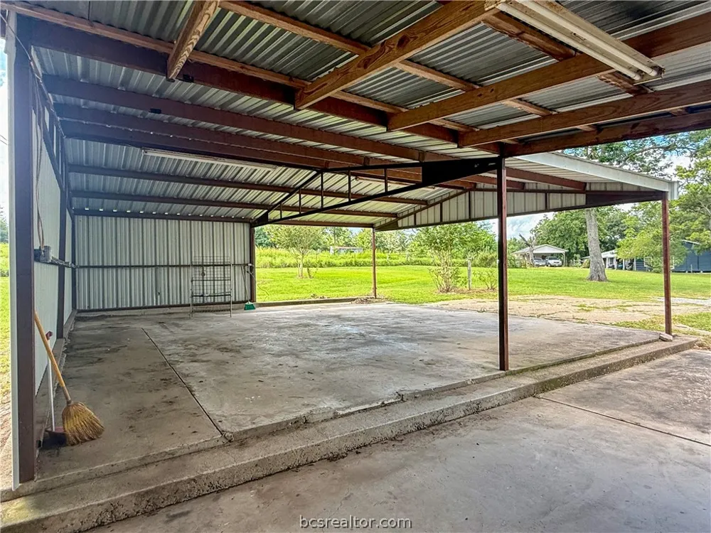 2433 County Road 409 Navasota, TX 77868