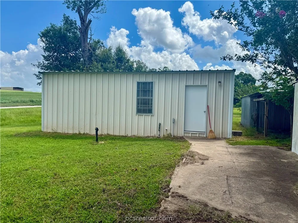 2433 County Road 409 Navasota, TX 77868