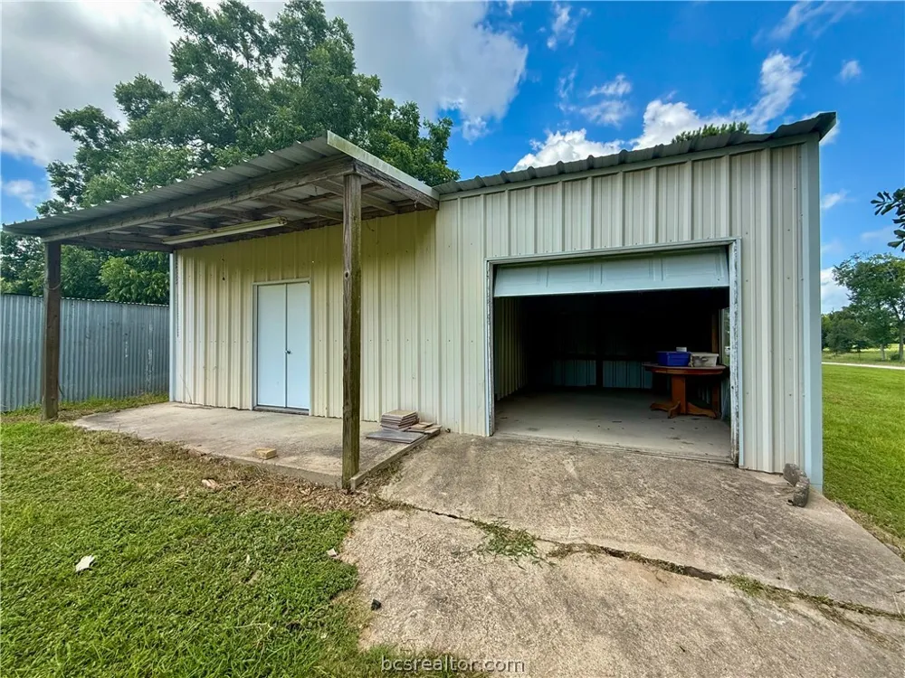 2433 County Road 409 Navasota, TX 77868
