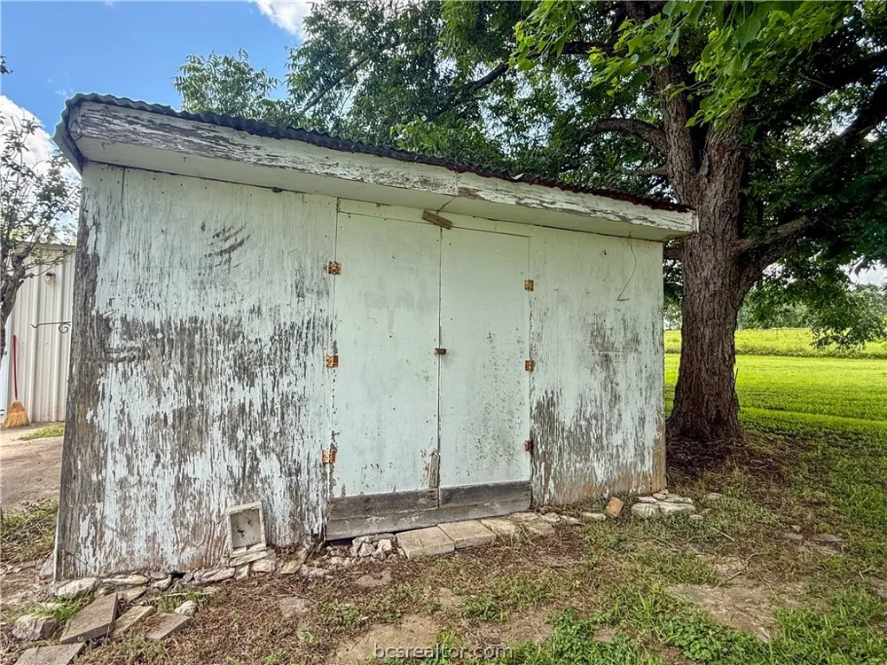 2433 County Road 409 Navasota, TX 77868
