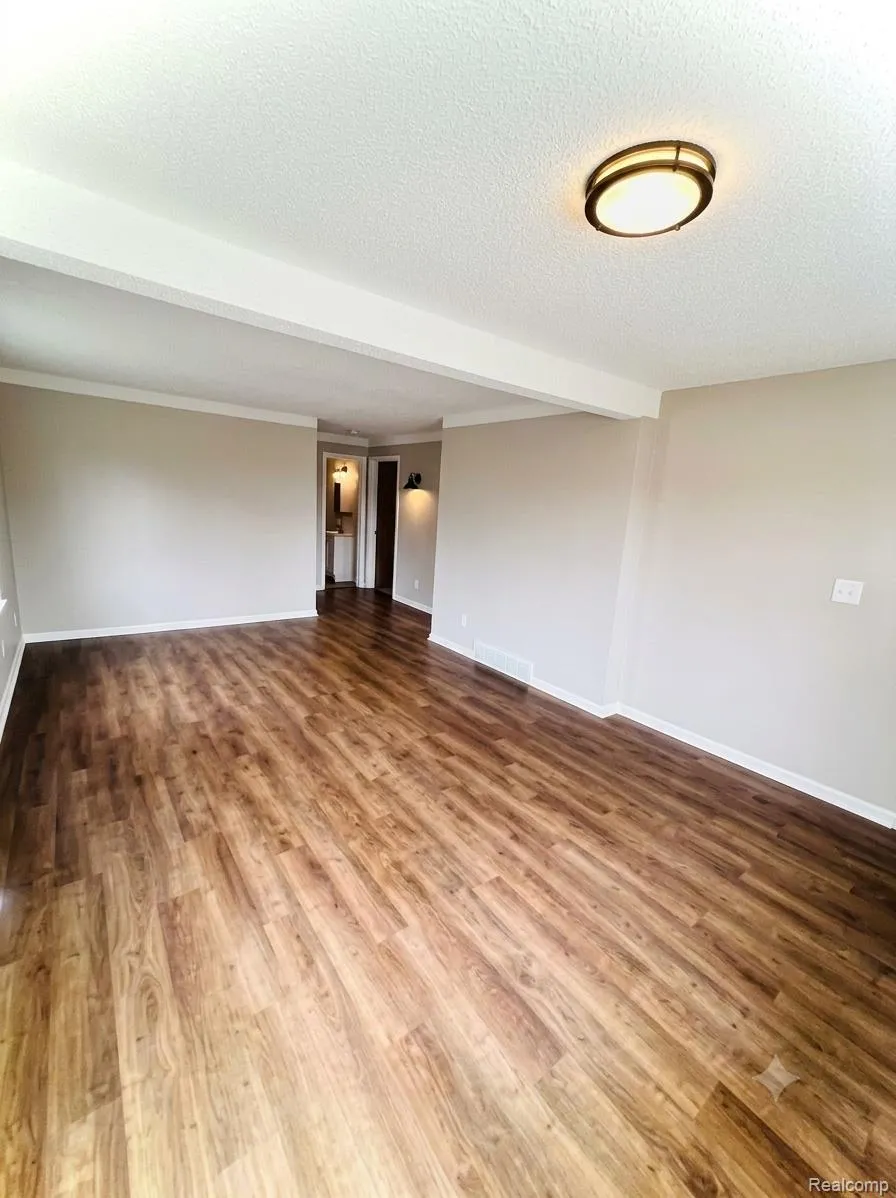 557 WHITE AVENUE Lincoln Park City, MI 48146