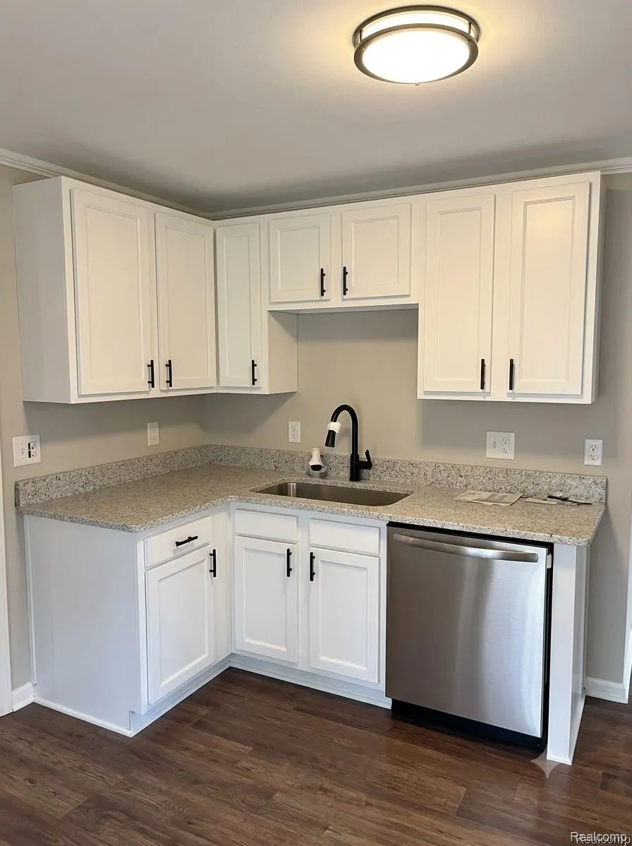 557 WHITE AVENUE Lincoln Park City, MI 48146