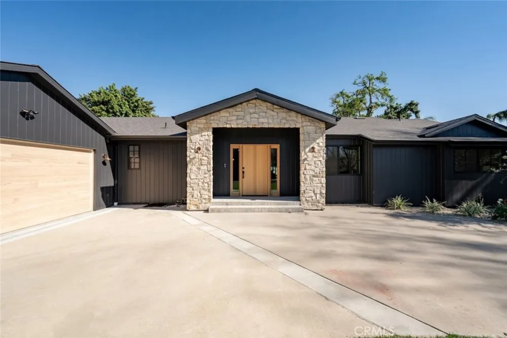 8960 Oak Park Avenue Sherwood Forest, CA 91325