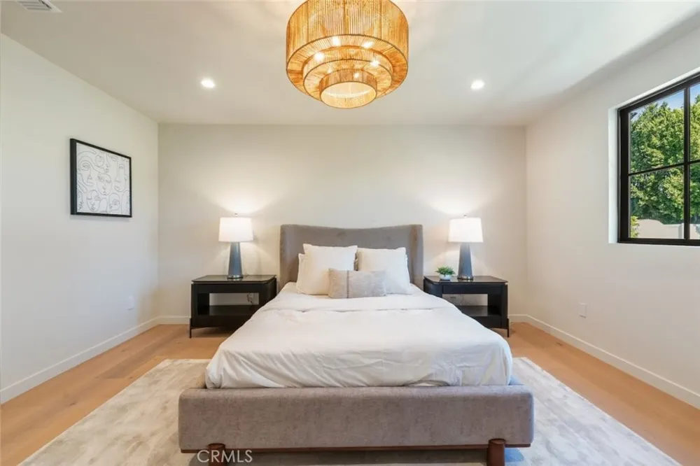 8960 Oak Park Avenue Sherwood Forest, CA 91325