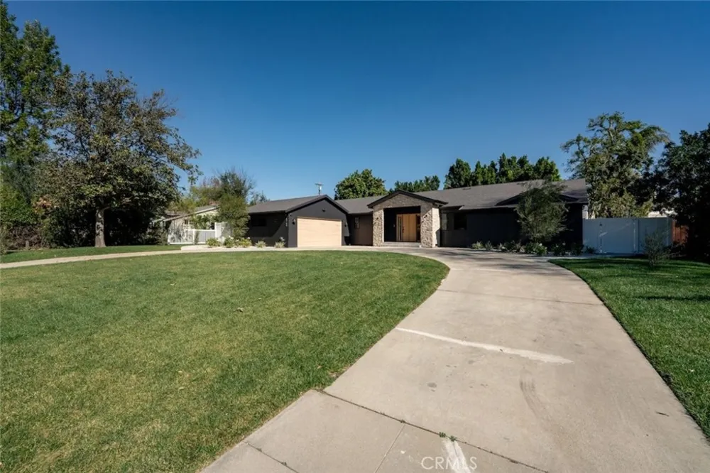 8960 Oak Park Avenue Sherwood Forest, CA 91325
