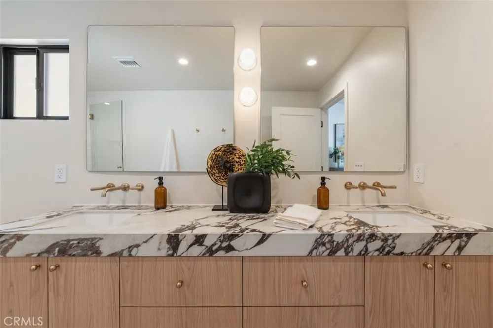 8960 Oak Park Avenue Sherwood Forest, CA 91325