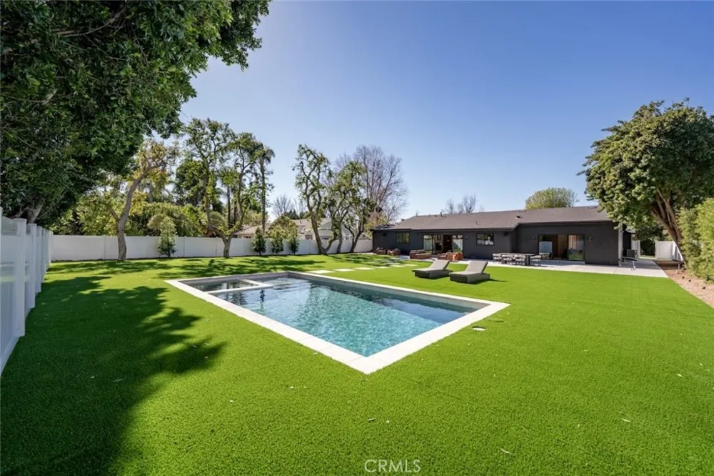 8960 Oak Park Avenue Sherwood Forest, CA 91325