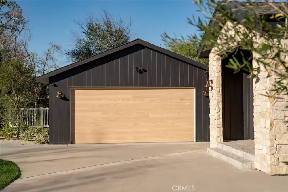 8960 Oak Park Avenue Sherwood Forest, CA 91325