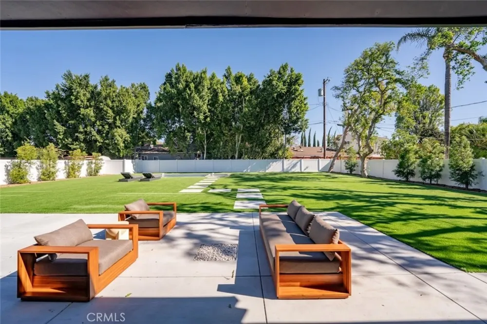 8960 Oak Park Avenue Sherwood Forest, CA 91325